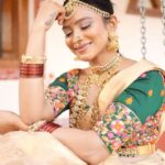 Ashvini Instagram – ನೀ ಆಡುವ ಕಳ್ಳಾಟವ ಅರಿತಿಹೆ ನಲ್ಲಾ 
ಹುಸಿ ಮುನಿಸು ನಿನಗಂತೂ ತಿಳಿಯೋದಿಲ್ಲ 
ನಿನ ಕನಸೇ ನನ್ನ ಕನಸಿಗೆ ಹೂ ದಾರಿಯು .. ! 

Prettified by @make_overbynavyagowda 
Costume by @kannadi_fashion_offical 
Jewels by @ah_rental_jewellery 
Videography @nandan__swamy 
Edited by @ahphotography.blr @ashok_raj_ashu

#makeovers #makeuplook #brides #actors #sandalwoodactress #photoshoot #videoideas #kannadaactress #kannadasongs #kannadaretro #aesthetic #saree #muddulakshmi #starsuvarna #udayatv #suryavamsha #kannadareels