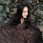 Aswathi Menon Instagram - "The beauty of you is how you wear who you are" Timothy Egart In an elegant Ajrakh Angarakha by "The Indian Ethnic" from @kalamkaari Pic @vikkass69 #kalamkaaricochin #handblockprinted #ajrakhseries #ajrakhmaxi #angrakha #angrakhastyle #ajrakhangrakha #indianethniccollection #thisseasonsbest #lifeofanartist #aswathimenon #throwback