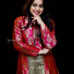 Aswathi Menon Instagram - "Confidence isn't walking into a room thinking you are better than everyone; it's walking in not having to compare yourself to anyone at all." #trustyourself Photography @vipin_vm_photography #lifeofanartist #aswathimenon
