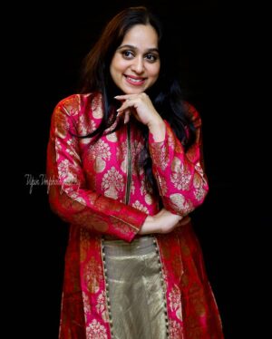 Aswathi Menon Instagram - "Confidence isn't walking into a room thinking you are better than everyone; it's walking in not having to compare yourself to anyone at all." #trustyourself

Photography @vipin_vm_photography

#lifeofanartist #aswathimenon