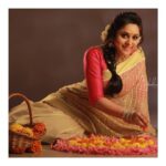 Aswathi Menon Instagram - ❇️ . . Photography @mahadevan_thampi Mua @vikas.vks.makeupartist Hair @sudhiar.hairandmakeup Styled @maalavikaah . . #photoshoot #fashionshoot #malayalamcinema #malayalamactress #malayalammovie #fabric #embroidery #instafashion #onam #saree #sareeblouse #lifeofanartist #aswathimenon