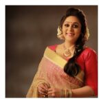 Aswathi Menon Instagram - ❇️ . . Photography @mahadevan_thampi Mua @vikas.vks.makeupartist Hair @sudhiar.hairandmakeup Styled @maalavikaah . . #photoshoot #fashionshoot #malayalamcinema #malayalamactress #malayalammovie #fabric #embroidery #instafashion #onam #saree #sareeblouse #lifeofanartist #aswathimenon