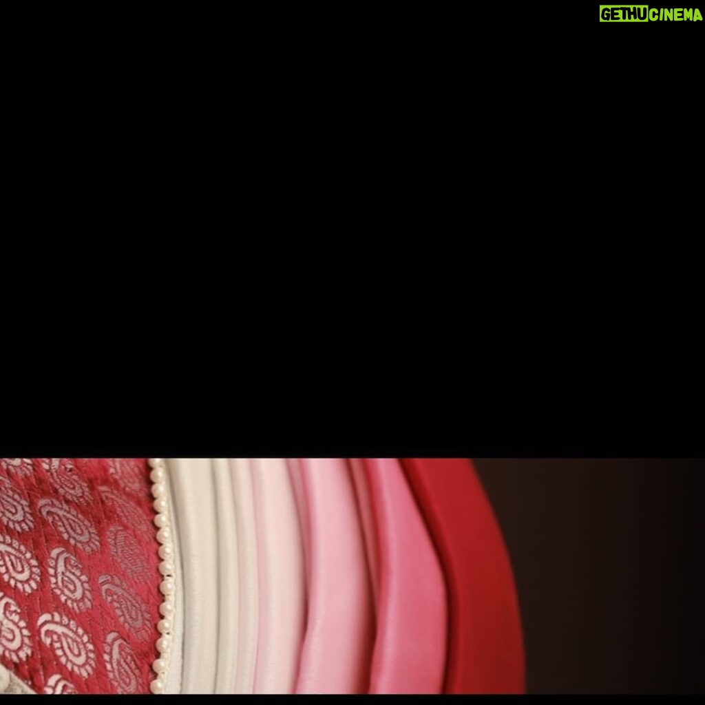 Aswathi Menon Instagram - @conlangclothing Rawsilk hand dyed ombre saree dyed in fuchsia pink and light grey with pearls on border. Photography @mahadevan_thampi Styled @maalavikaah . . . #covershoot #photoshoot #fashionshoot #coverpage #mahilaratnam #malayalamcinema #rawsilk #fabric #silk #embroidery #fabricdye #handmade #handmadeinindia #ombre #ombrefabric #instafashion #designerwear #designer #sareeblouse #lifeofanartist #aswathimenon