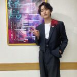 Atomu Mizuishi Instagram - 『#忌怪島』初日舞台挨拶！ 個性あり過ぎなメンバーで登壇させていただきました。 作中と違って、とても明るく元気に仲良しなチームです！ 変に群れることを好まない人が多いのに珍しく前のめりに群れてます。 本格的に暑くなってきましたね。 涼しい劇場で、よりヒンヤリしてくださいまし！ ひとまず怪奇的なタイミングが訪れた場合は過度な言動と行動にお気をつけください。やられます。 あっちもあっちで一応選んでるみたいです ぜひご感想などお待ちしてますねっ (ワンポイント赤指定だったから羽つけたら"赤い羽根募金親善大使"て言われました、ちゃうわ) #西畑大吾 #生駒里奈 #平岡祐太 #水石亜飛夢 #川添野愛 #大場泰正 #祷キララ #吉田妙子 #大谷凜香 #笹野高史 #當真あみ #なだぎ武 #伊藤歩 #山本美月 #清水崇
