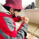 Atomu Mizuishi Instagram – これは、「南無三！」と言いながら、ワカサギのエサであるサシ虫を付けていますね。

「ごめんごめんヴァアｱｱ ｲﾔﾀﾞｧｧｱ」と言いながら、付けてるようですね。

#黄竜の村
#の衣装 
#着てワカサギ釣り