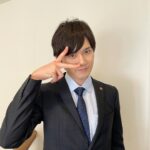 Atomu Mizuishi Instagram - 情報解禁！ ドラマ『#アイゾウ 警視庁・心理分析捜査班』三好慧 役で出演させていただきます！ 海外であった実際の"愛憎"事件。 「もし今の日本で起きたら？」をテーマに制作されるドラマです。 夏子さん演じる変人な天才、安座間。 津田寛治さん演じる先輩刑事、久世さんと事件に挑みますっ 僕演じる三好は、仕事はこなせるんだけど、なんか空回りしてるというか、それはこの2人と居るからなのかもしれません、すごいこき使われてます、でも捜査の成果はちゃんと出します しかしこの三角形、我ながら絶妙なバランスだと感じておりまして、、 台本があっても何が起こるか分からない楽しさがあり、毎日現場を楽しめております 各ストーリーのゲストさんもあんな方から、こんな方まで！ 笑いどころもなかなかに多いのであっという間に観れてしまうことでしょう フジテレビ系にて10月11日〜放送開始です。 皆さまお楽しみに🫶