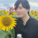 Atomu Mizuishi Instagram - ひまわり畑withスーパードライ 倒されてるひまわりwith ミー