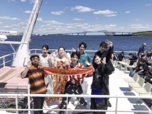 Atomu Mizuishi Instagram - 先日『忌怪島』の完成報告イベントでした！

"島"をイメージして、船上で行われました。

・アロハ・ワンピース
とのドレスコードで、このまとまりの無さ。

それを見て、ジャケット有りにしちゃいました。着たかったんだもん

各情報番組や誌面でも「見たよー！」て報告ありがとう！

6/16〜公開！
今年も暑そうだし、少しヒヤリとしていただけたら👻