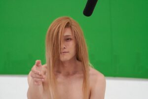 Atomu Mizuishi Instagram - 『鋼の錬金術師 完結編 最後の錬成』公開中です。
⁡
ちょいとバタバタしていたので遅くなってしまいましたが、先日の舞台挨拶にお越しいただいた皆様ありがとうございました！
⁡
⁡
あの舞台挨拶がハガレン関係で皆さまの前に立つのは最後だったかもしれません。
⁡
今年で役者を始めて10年になりますが。
ハガレンと関わり始めたのはハタチの頃ですので、役者人生の半分以上この作品と歩んだことになります。
⁡
それも映画と共に完結かと思うと、感慨深いものがありましたね
⁡
最初は現場アルフォンスのモーションキャプチャーオーディションを受けたことで大好きな鋼の錬金術師。
⁡
ただ大好きなハガレンの現場にアルとして居れるのが楽しくて、撮影がなくても現場に通った日々。
今や懐かしいです
⁡
当初は本役であの場に立つなんて想像しませんでした。
しかし"自分が演りたい"その気持ちだけは最初から強く持っていたと言えます
⁡
芸能界は夢見るべき世界のはずです、
しかしそれを現実で見れるのは極僅か。
⁡
いわゆる"シンデレラストーリー"な今回、
僕は色々な方の力と応援でその夢を現実にしてもらいました。
⁡
今度はそんな自分を知っていただくことで、「こんな人もいるんだ」と、夢を与えることができたら幸いです。
⁡
⁡
アルと僕の念願が叶った25日、
大好きな涼介さんと、兄さんと、エドとアルとして胸を張って横に並べた日。
⁡
映画『鋼の錬金術師』と仲間との旅路を、ここまで導いてくださった皆様には感謝しかありません。
⁡
やっぱり僕、大人数のほうが緊張するんですよね。最初２回の舞台挨拶とか、笑
ただ涼介さんと曽利監督と並んでいる時は、なんだかえらくリラックスしていました。
⁡
さすが兄と本作の父ですね
⁡
最高なこの思い出を胸にこれからも精進して参ります。
⁡
⁡
、、とまぁ、この短い文にこの6年を頑張って込めてみたつもりですが、
やはり劇場でこのクルーの愛を確かめてくださるのが1番嬉しいです。
⁡
ぜひ是非、
映画だけじゃなく、様々なハガレンたくさん楽しんでくださいね🙏
⁡
スクリーン越しにお会いしましょう！
⁡
　　　　　　　　アルフォンス・エルリック 役
　　　　　　　　水石亜飛夢