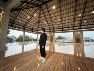 Atta Halilintar Instagram - 🥹Pesantren @ahhabinaumma + Masjid. Semua pembangunan & perbaikan hampir rampung 85 % 🖤 AULA, Tempat belajar, Masjid, Toilet, Tempat Mandi, Kelas2 tambahan dll. Tinggal pengeboran air dan toilet masjid. Semoga jadi tempat untuk anak2 santrii semangat belajarnya ya.. Besar harapan jadi bermanfaat buat agama, bangsa, negara 🇲🇨🖤
Tepat di hari Maulid nabi saw