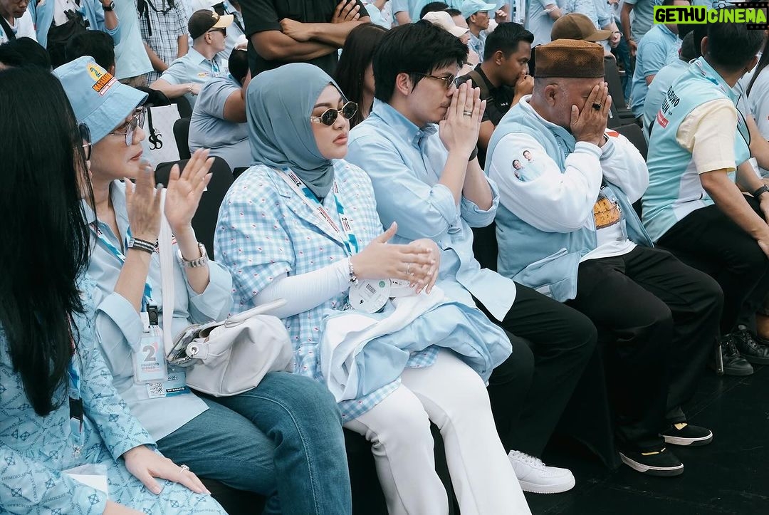 Atta Halilintar Instagram - Damai Indonesiaku 🇮🇩 peace 🖤🩵 Gunakan pilihan kita tgl 14 nanti✌🏻 indonesia negeriku