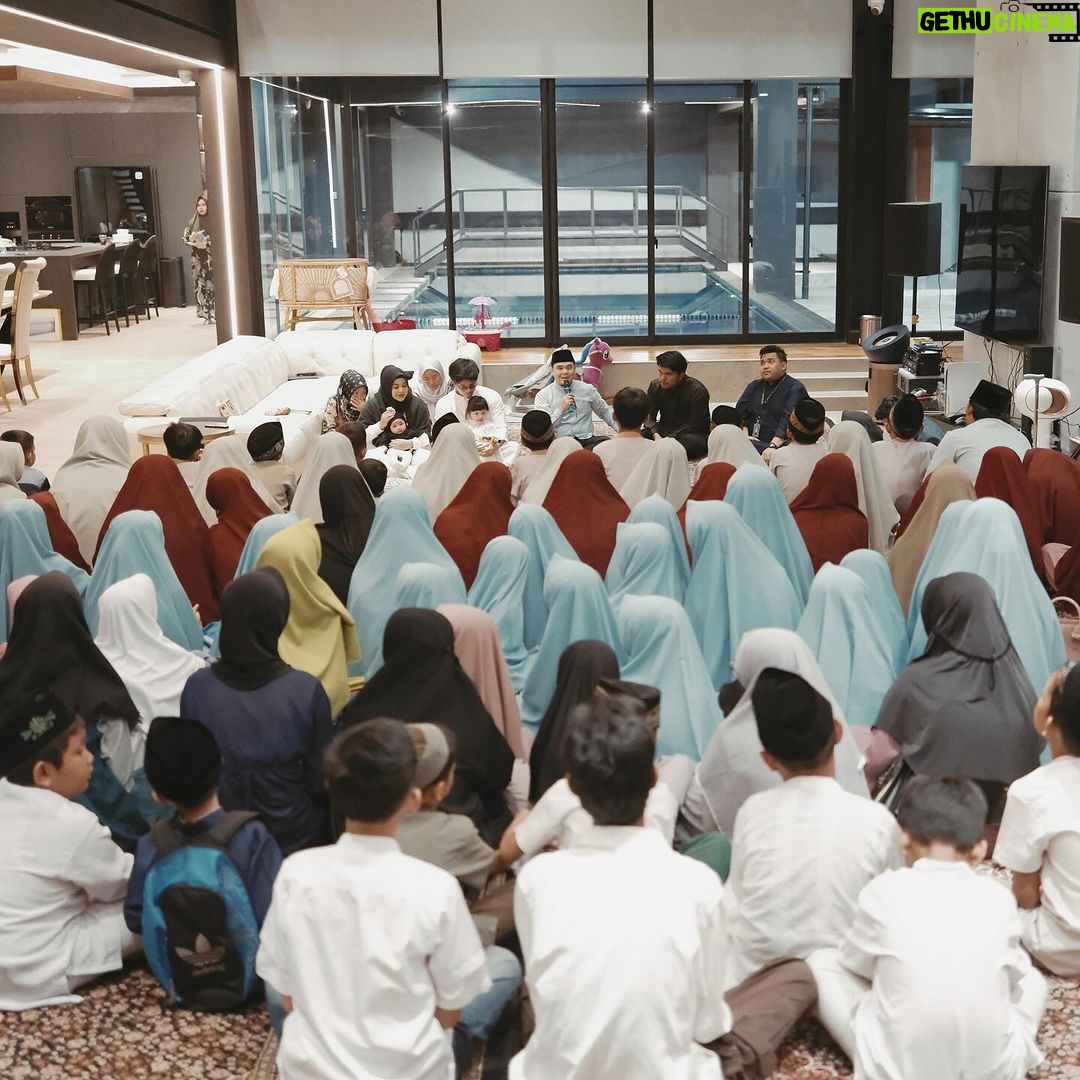 Atta Halilintar Instagram - Malam jumat menyambut isra miraj 🖤 menuju bulan sucii