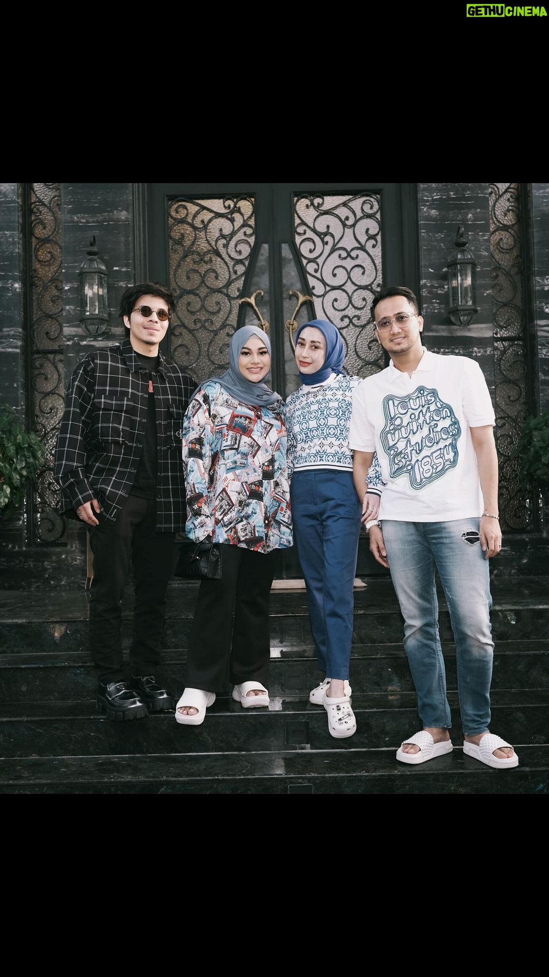 Atta Halilintar Instagram - Dikejar2 Dept Collector. Terus jadi pengusaha Sukses?! GREBEK Rumah Istana Pengusaha Skincare NOW at youtube AH.