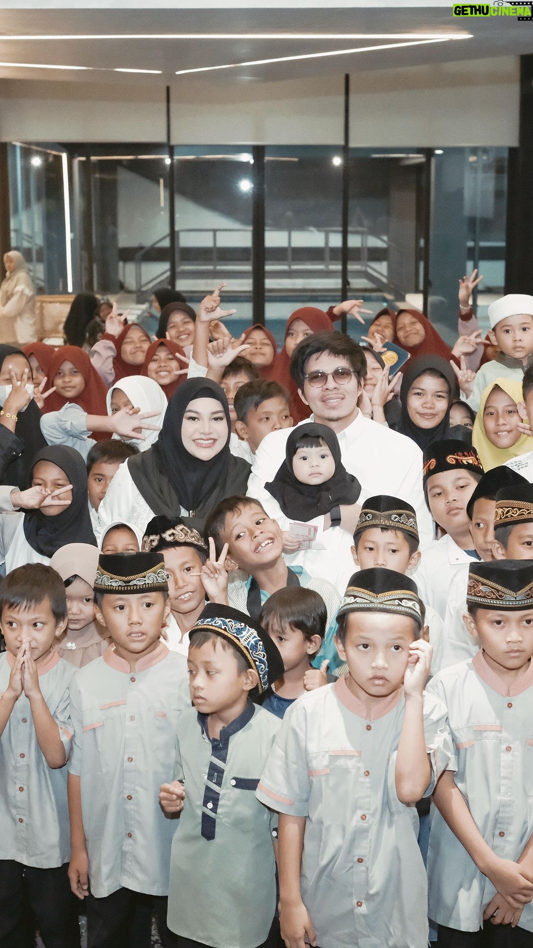 Atta Halilintar Instagram - Pesta Jumat Berkah 🤲🏻 Kamu butuh apa? . Nanti kita umumin di @ahhaberbagi