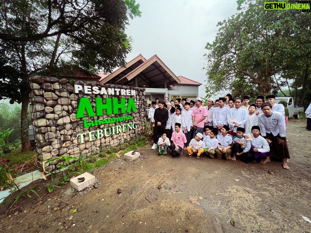 Atta Halilintar - 1.3 Million Likes - 🥹Pesantren @ahhabinaumma + Masjid. Semua pembangunan & perbaikan hampir rampung 85 % 🖤 AULA, Tempat belajar, Masjid, Toilet, Tempat Mandi, Kelas2 tambahan dll. Tinggal pengeboran air dan toilet masjid. Semoga jadi tempat untuk anak2 santrii semangat belajarnya ya.. Besar harapan jadi bermanfaat buat agama, bangsa, negara 🇲🇨🖤
Tepat di hari Maulid nabi saw
