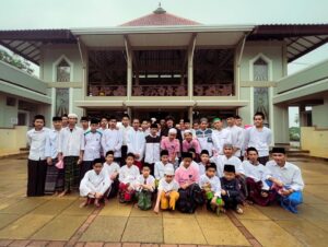 Atta Halilintar Instagram - 🥹Pesantren @ahhabinaumma + Masjid. Semua pembangunan & perbaikan hampir rampung 85 % 🖤 AULA, Tempat belajar, Masjid, Toilet, Tempat Mandi, Kelas2 tambahan dll. Tinggal pengeboran air dan toilet masjid. Semoga jadi tempat untuk anak2 santrii semangat belajarnya ya.. Besar harapan jadi bermanfaat buat agama, bangsa, negara 🇲🇨🖤
Tepat di hari Maulid nabi saw