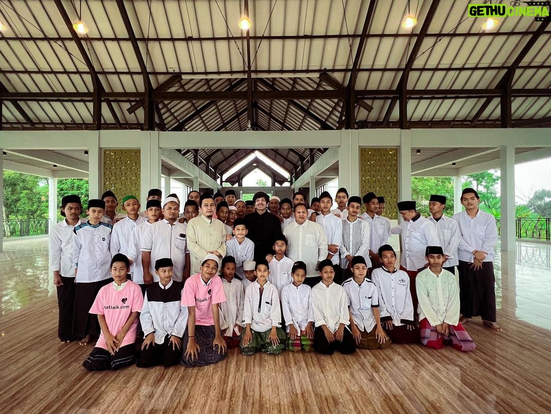 Atta Halilintar - 1.3 Million Likes - 🥹Pesantren @ahhabinaumma + Masjid. Semua pembangunan & perbaikan hampir rampung 85 % 🖤 AULA, Tempat belajar, Masjid, Toilet, Tempat Mandi, Kelas2 tambahan dll. Tinggal pengeboran air dan toilet masjid. Semoga jadi tempat untuk anak2 santrii semangat belajarnya ya.. Besar harapan jadi bermanfaat buat agama, bangsa, negara 🇲🇨🖤
Tepat di hari Maulid nabi saw