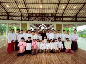 Atta Halilintar Instagram - 🥹Pesantren @ahhabinaumma + Masjid. Semua pembangunan & perbaikan hampir rampung 85 % 🖤 AULA, Tempat belajar, Masjid, Toilet, Tempat Mandi, Kelas2 tambahan dll. Tinggal pengeboran air dan toilet masjid. Semoga jadi tempat untuk anak2 santrii semangat belajarnya ya.. Besar harapan jadi bermanfaat buat agama, bangsa, negara 🇲🇨🖤
Tepat di hari Maulid nabi saw