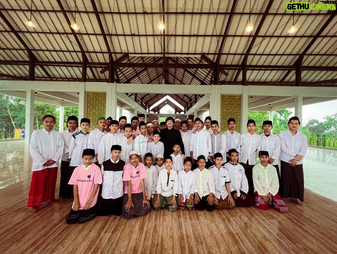 Atta Halilintar - 1.3 Million Likes - 🥹Pesantren @ahhabinaumma + Masjid. Semua pembangunan & perbaikan hampir rampung 85 % 🖤 AULA, Tempat belajar, Masjid, Toilet, Tempat Mandi, Kelas2 tambahan dll. Tinggal pengeboran air dan toilet masjid. Semoga jadi tempat untuk anak2 santrii semangat belajarnya ya.. Besar harapan jadi bermanfaat buat agama, bangsa, negara 🇲🇨🖤
Tepat di hari Maulid nabi saw