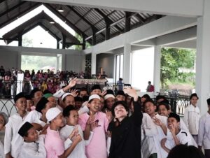 Atta Halilintar Instagram - 🥹Pesantren @ahhabinaumma + Masjid. Semua pembangunan & perbaikan hampir rampung 85 % 🖤 AULA, Tempat belajar, Masjid, Toilet, Tempat Mandi, Kelas2 tambahan dll. Tinggal pengeboran air dan toilet masjid. Semoga jadi tempat untuk anak2 santrii semangat belajarnya ya.. Besar harapan jadi bermanfaat buat agama, bangsa, negara 🇲🇨🖤
Tepat di hari Maulid nabi saw