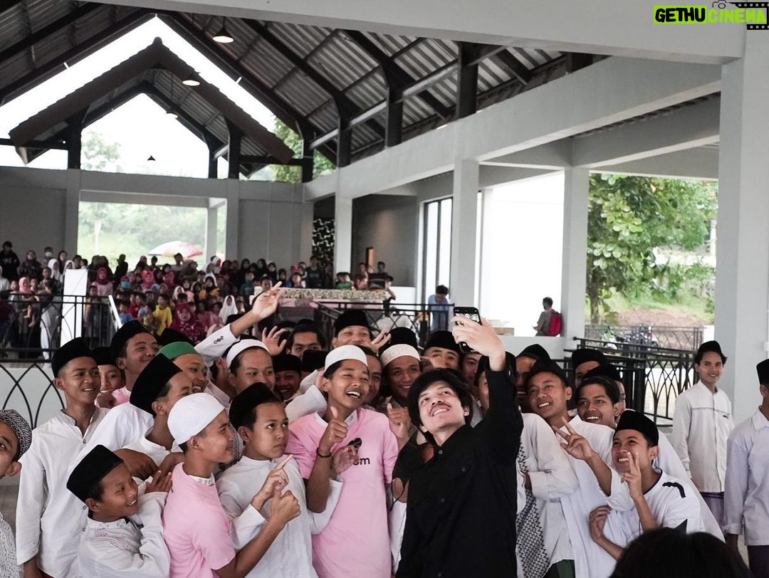 Atta Halilintar - 1.3 Million Likes - 🥹Pesantren @ahhabinaumma + Masjid. Semua pembangunan & perbaikan hampir rampung 85 % 🖤 AULA, Tempat belajar, Masjid, Toilet, Tempat Mandi, Kelas2 tambahan dll. Tinggal pengeboran air dan toilet masjid. Semoga jadi tempat untuk anak2 santrii semangat belajarnya ya.. Besar harapan jadi bermanfaat buat agama, bangsa, negara 🇲🇨🖤
Tepat di hari Maulid nabi saw