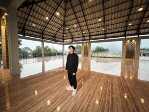 Atta Halilintar Instagram - 🥹Pesantren @ahhabinaumma + Masjid. Semua pembangunan & perbaikan hampir rampung 85 % 🖤 AULA, Tempat belajar, Masjid, Toilet, Tempat Mandi, Kelas2 tambahan dll. Tinggal pengeboran air dan toilet masjid. Semoga jadi tempat untuk anak2 santrii semangat belajarnya ya.. Besar harapan jadi bermanfaat buat agama, bangsa, negara 🇲🇨🖤
Tepat di hari Maulid nabi saw