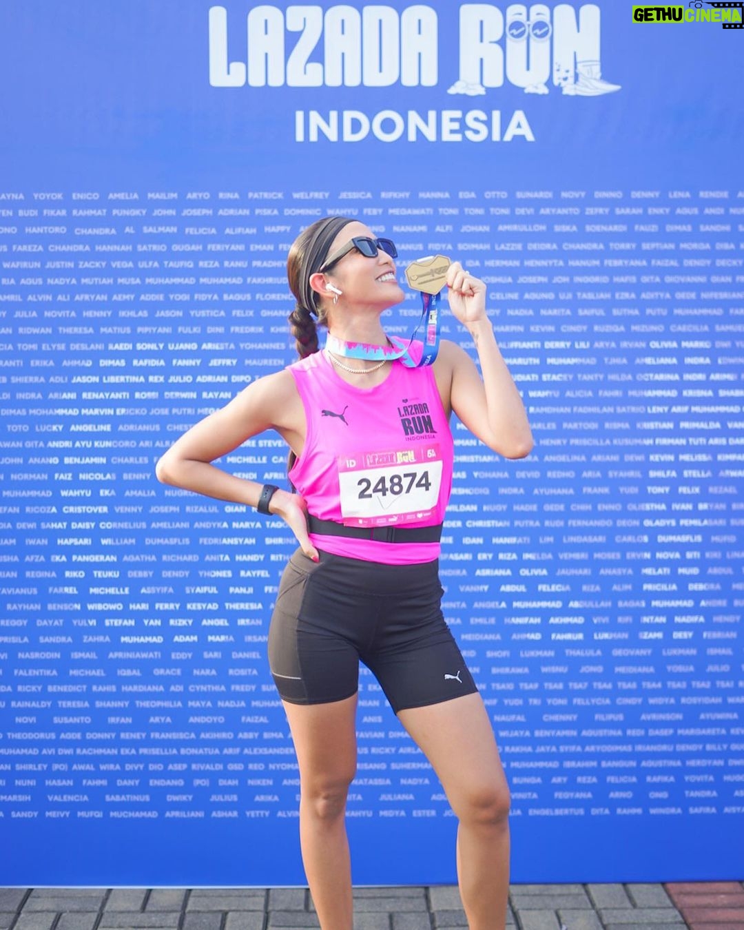 Aulia Sarah Instagram - HAD SO MUCH FUN RUNNING A 5K TODAY!! IβM SO GLAD I DID IT!! π
happy bangeeet bisa hadir di event @lazada_id #LazadaRunID tahun ini di ICE BSD. ini moment pertama ku ikutan event lari di Jakarta, menyenangkan sekali. selain cuacanya mendukung, vibes nya juga bener-bener terasa super fun karena banyak banget temen-temen peserta yang super excited dan pastinya event ini banyak manfaatnya, bagus untuk #TambahSehatKeHidupmu π SERU! MAU LAGIII.. SEE YOU DI EVENT #LazadaRunID BERIKUTNYA ππ½ββοΈππ½ββοΈβ¨β¨ πΈ by @abdullah_fariz ICE Indonesia - Indonesia Convention Exhibition ICE BSD City