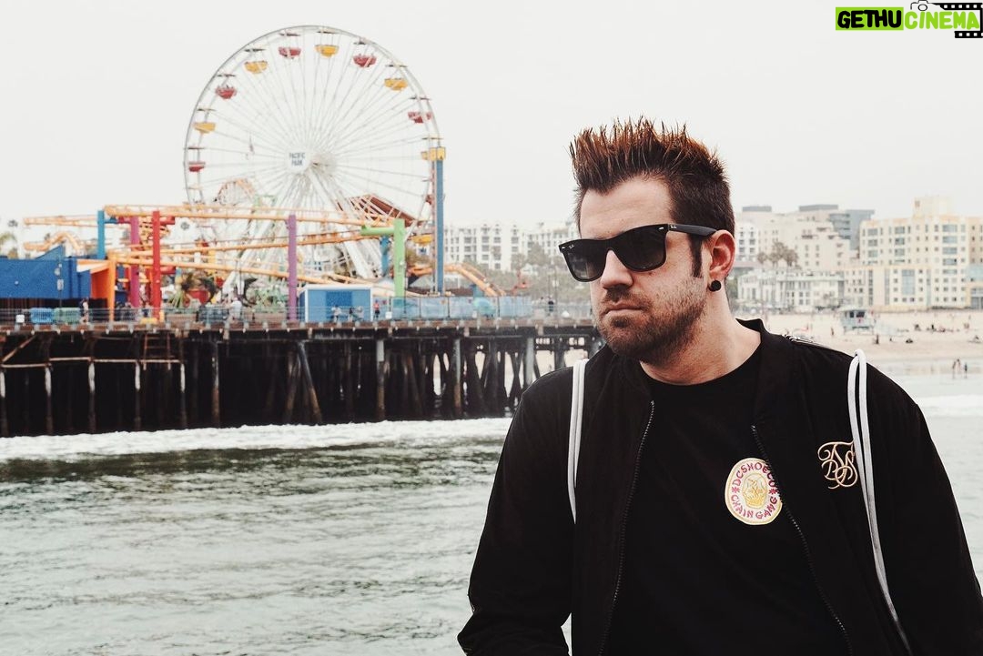 AuronPlay Instagram - yo feliz en los ángeles y te informo que he subido a mi canal el vlog del E3 ve a verlo no seas cerdo 📸 @polispol Los Angeles, California