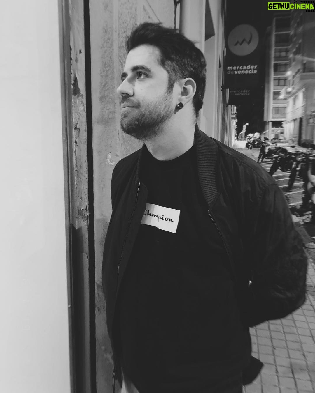 AuronPlay Instagram - mirando el escaparate de una tienda que vendía abduscan de imitación, no aceptéis imitaciones mucho cuidado