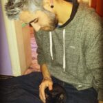AuronPlay Instagram - un amigo me ha pasado esta foto que yo no tenía, es del día que llegó Don Gato a casa, espectacular. (No hagáis caso a mi pelo, fue por una apuesta xd)