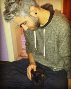 AuronPlay Instagram - un amigo me ha pasado esta foto que yo no tenía, es del día que llegó Don Gato a casa, espectacular. (No hagáis caso a mi pelo, fue por una apuesta xd)
