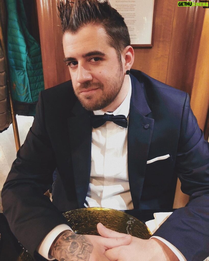 AuronPlay Instagram - Me he vestido de mafioso italiano para desearos un feliz 2019. 💥 Rome, Italy