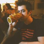 AuronPlay Instagram - bebiendo un zumo de Moái
