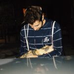 AuronPlay Instagram - cuando estás en un bar y se te sube un gato a dormir (no estaba abandonado, era de los dueños del sitio)