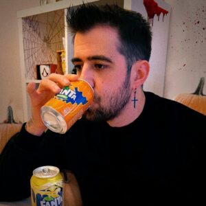 AuronPlay Instagram - Pensando en mi próxima víctima🎃 @Fanta_esp me ha invitado a ser el host de una noche terrorífica en Twitch 👻
Pronto os daremos más detalles... y para esta ocasión, han sacado estas latas de edición limitada. Muy atentos a las redes de Fanta porque pronto encontraréis novedades sobre lo que estamos preparando... #FantasmagoricNight #TiemblaDeRisa