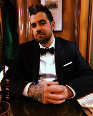 AuronPlay Instagram - Me he vestido de mafioso italiano para desearos un feliz 2019. 💥
