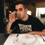 AuronPlay Instagram - empiezan mis vacaciones y que mejor que empezarlas con un buen zumito de manzana