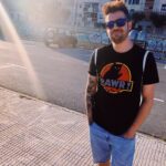 AuronPlay Instagram – hola este soy yo en la calle con un rayo de sol porque soy el elegido ah y también he subido vídeo un saludo soy psicóloga