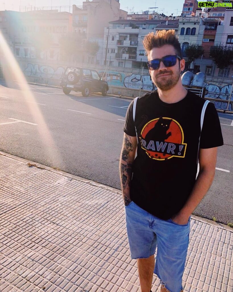 AuronPlay Instagram - hola este soy yo en la calle con un rayo de sol porque soy el elegido ah y también he subido vídeo un saludo soy psicóloga