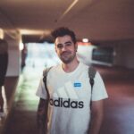 AuronPlay Instagram - aquí estoy yo con una pegatina en la camiseta que me pusieron para entrar en un museo y no me la quité para hacer la foto gracias un saludo 📸 @hiclavero