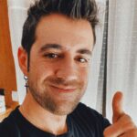 AuronPlay Instagram - Boss Level 😎 Levantarme, admirar mi persiana, comer, mantener esta carita bella, tortillaland, cenar, dormir y repeat 🔄 ese será mi bucle Recomendación del tito auron, la semana pasada se estrenó en exclusiva en @primevideoes BOSS LEVEL👌 donde un antiguo miembro de la marina se queda atrapado en un bucle temporal en el que revive una y otra vez el día de su muerte. ¡Sólo en Prime Video, no os la perdáis! #BOSSLEVEL #publi