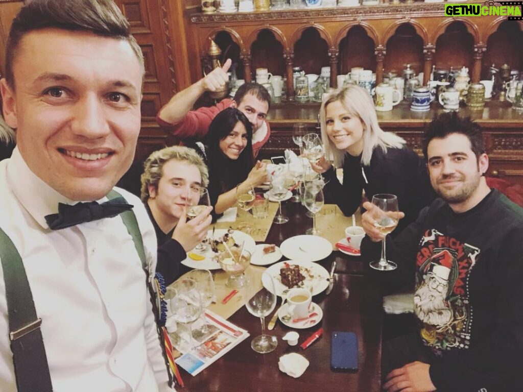 AuronPlay Instagram - Le hemos pedido al camarero que nos haga una foto y va y se hace un selfie me parto los cojones jajaja Bucharest, Romania