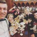 AuronPlay Instagram – Le hemos pedido al camarero que nos haga una foto y va y se hace un selfie me parto los cojones jajaja Bucharest, Romania