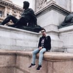 AuronPlay Instagram - muy bonita la escultura pero no es para tanto le pego un puñetazo y la parto en dos no lo hago por respeto que quede claro ganas no me faltan joder Morcilla