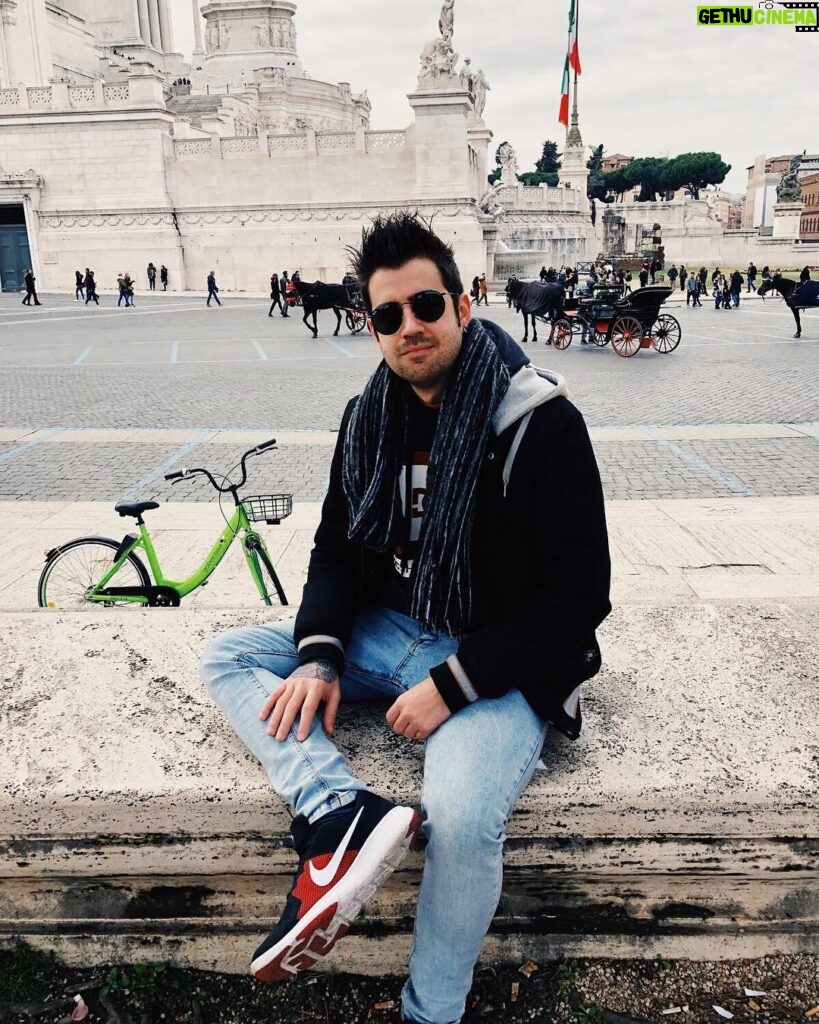 AuronPlay Instagram - Este soy yo en Roma hace unos días, me encanta Roma porque está llena de Romanos. Fuera coñas, para mi Roma es de las mejores ciudades en las que he estado, no me cansaría nunca de ir. Quiero agradecer a @hotelscombined.es su gran trato y profesionalidad. VIVA JESUCRISTO. Rome, Italy