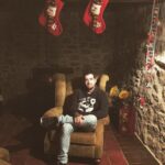 AuronPlay Instagram - aquí estoy en un sofá haciéndome el interesante dale like para más sofás y para más interesantes
