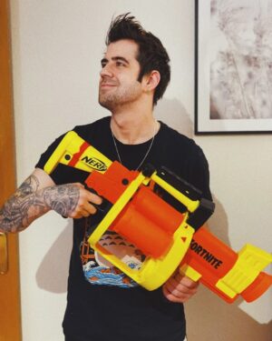 AuronPlay Instagram - Mis amigos de @nerfspain me han regalado estos blasters con los que jugar a Fortnite en la vida real. Se me da bastante mejor que en el juego. #nerffortnite #nerf #publi
