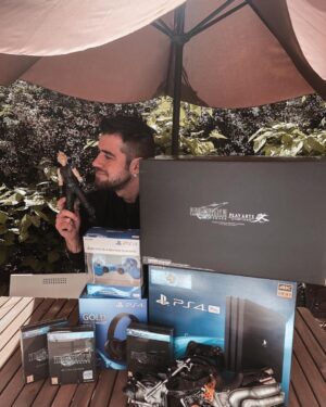 AuronPlay Instagram - ⛔️⛔️SORTEO FINALIZADO⛔️⛔️
.
.
.
.
.
.
Amigos, ha llegado el día, ¡¡Ya está disponible @finalfantasyvii Remake!! Tenía muchas ganas de jugar este juegazo y para celebrarlo, estamos sorteando estos pedazo de premios.
.
.
Para participar, sólo tienes que:
- Comenta en el post y menciona a 3 amigos con los que te gustaría formar parte de la aventura de #FF7R - Dar like a la foto y gritar 3 veces por la ventana "¡ESTOY MAMADÍSIMO!
.
.
PREMIOS
.
.
*Primer premio-> PlayStation 4 Pro + Final Fantasy VII Remake Edición 1st Class.
*Segundo premio-> Final Fantasy VII Remake Edición Deluxe +PlayStation 4 Controller
*Tercer premio-> Final Fantasy VII Remake Edición Deluxe + PlayStation 4 Headset.

#FF7R #ad