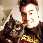 AuronPlay Instagram - Don Gato ha fallecido esta tarde, finalmente no ha podido con la enfermedad. Estoy absolutamente desolado y a la vez lleno de rabia e ira. Una parte muy grande de mi también ha muerto hoy. Gracias por estos 8 años, te quiero mucho.