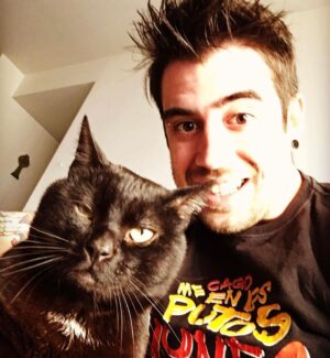 AuronPlay Instagram - Don Gato ha fallecido esta tarde, finalmente no ha podido con la enfermedad. 
Estoy absolutamente desolado y a la vez lleno de rabia e ira. 
Una parte muy grande de mi también ha muerto hoy. 
Gracias por estos 8 años, te quiero mucho.